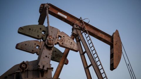 Oil rises on Middle East supply worries