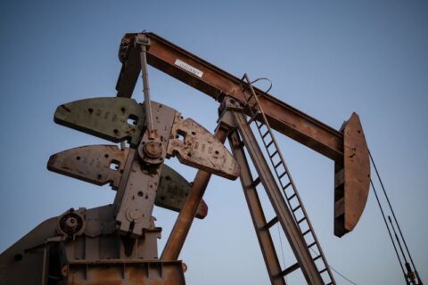 Oil rises on Middle East supply worries